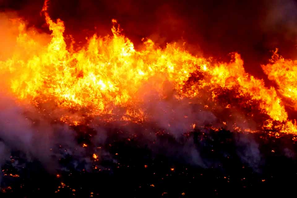 Brigadistas combatem incêndio em Cavalcante, Goiás