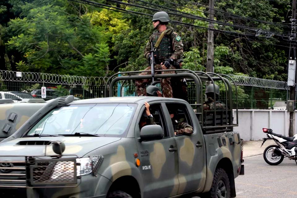 Militares das Forças Armadas fazem policiamento nas ruas de Fortaleza