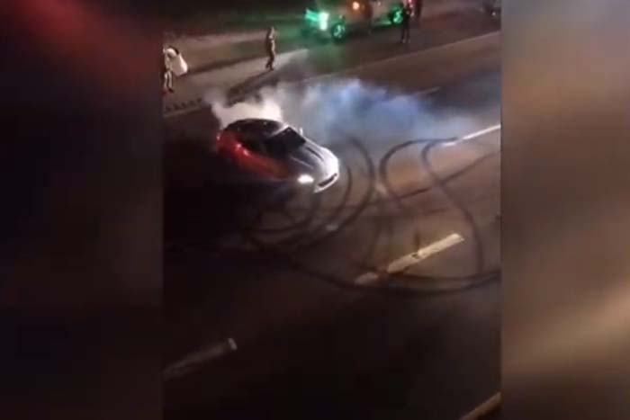 Carro para o tráfego para fazer 