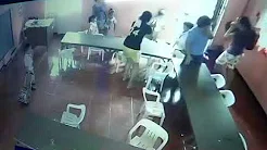 Garotinho sonolento confunde cadeira com mochila 