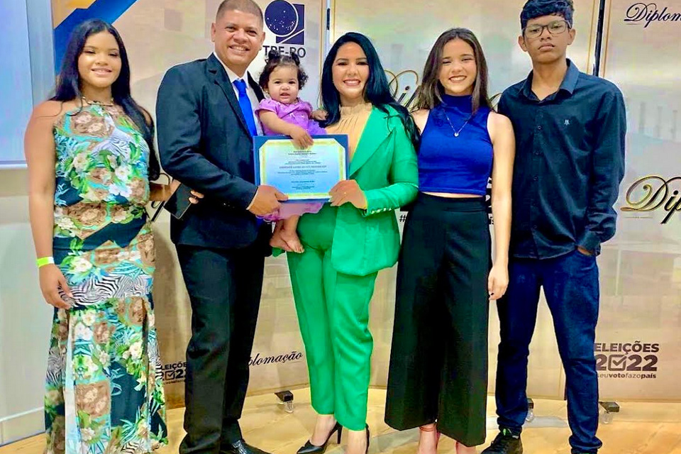 Deputada federal Cristiane Lopes e família desejam um Feliz Natal e Próspero e abençoado 2023 a todos rondonienses