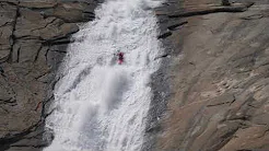 Canoísta radical se arrisca dessendo cachoeira 