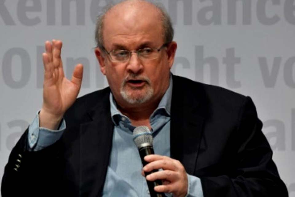 Irã nega participação em ataque contra Salman Rushdie, esfaqueado na sexta-feira nos EUA