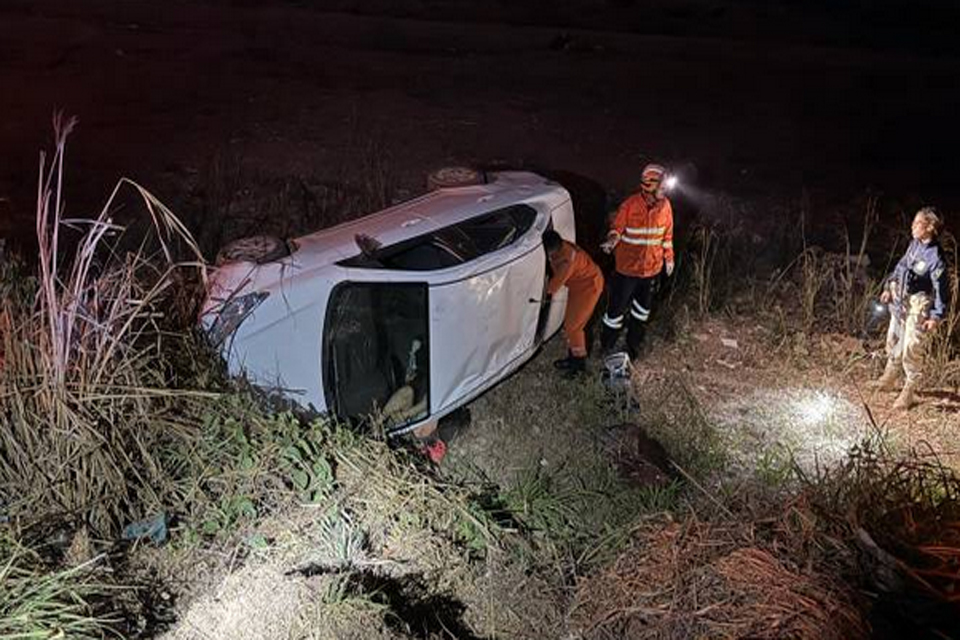 PRF e Bombeiros são mobilizados após professora capotar carro na BR 364