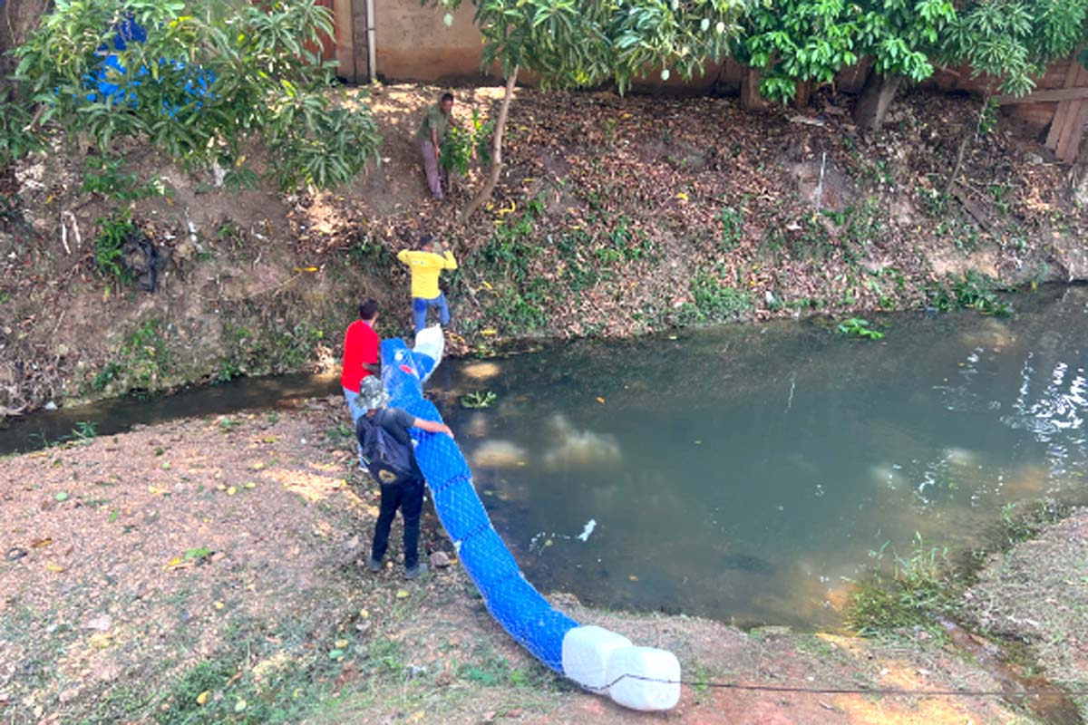 Primeira ecobarreira de Porto Velho é instalada no igarapé Belmont; estrutura retém resíduos descartados irregularmente