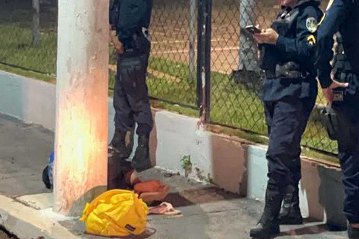 Mulher é agredida a paulada por segurança na frente da prefeitura 