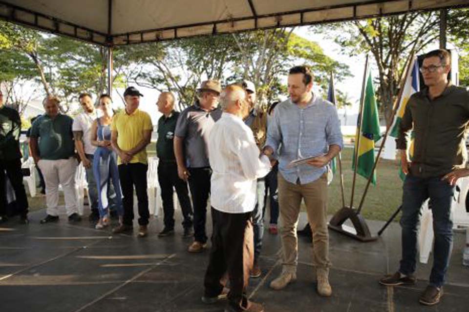 Semter realiza entrega de títulos de regularização urbana e rural