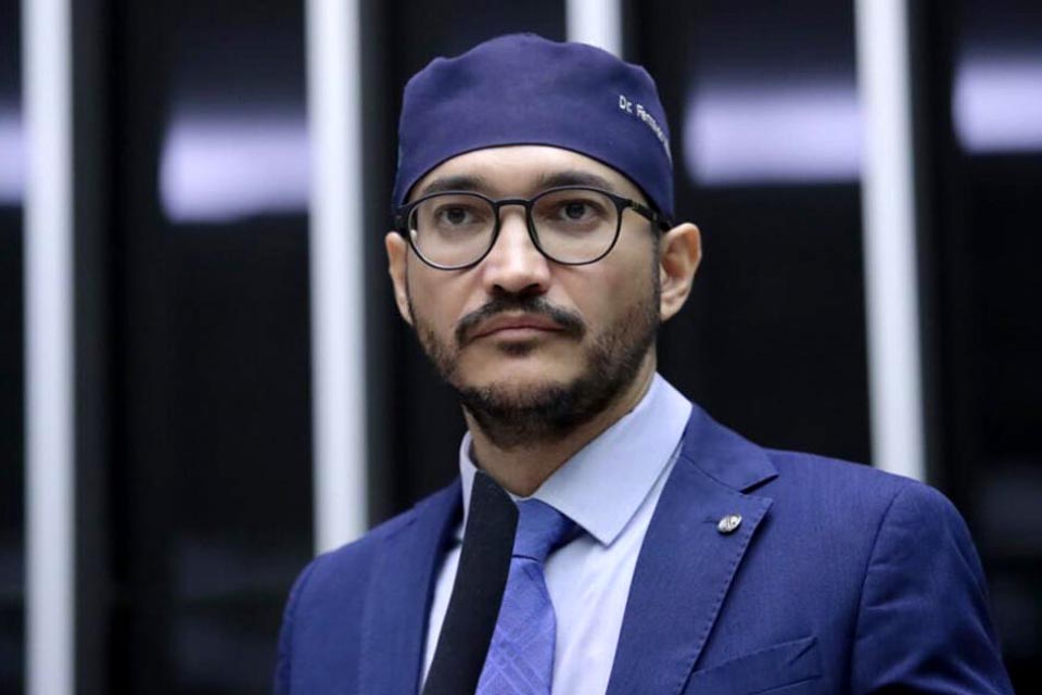 Deputado Fernando Máximo comemora vitória contra medidas abusivas propostas por companhias aéreas