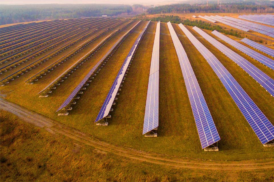 Justiça de Rondônia manda suspender operação de crédito para usina de energia solar: prefeito pode ser multado em quase R$ 7 milhões