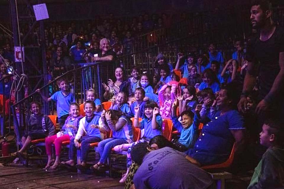 Cerca de 900 crianças participaram de sessão especial no Circo Kroner 