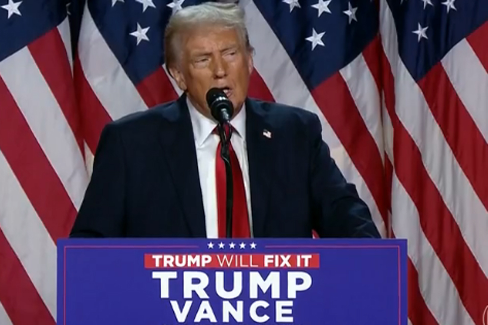 Trump muda o tom sobre a Ucrânia, chama a Rússia de tigre de papel e defende abater aviões russos