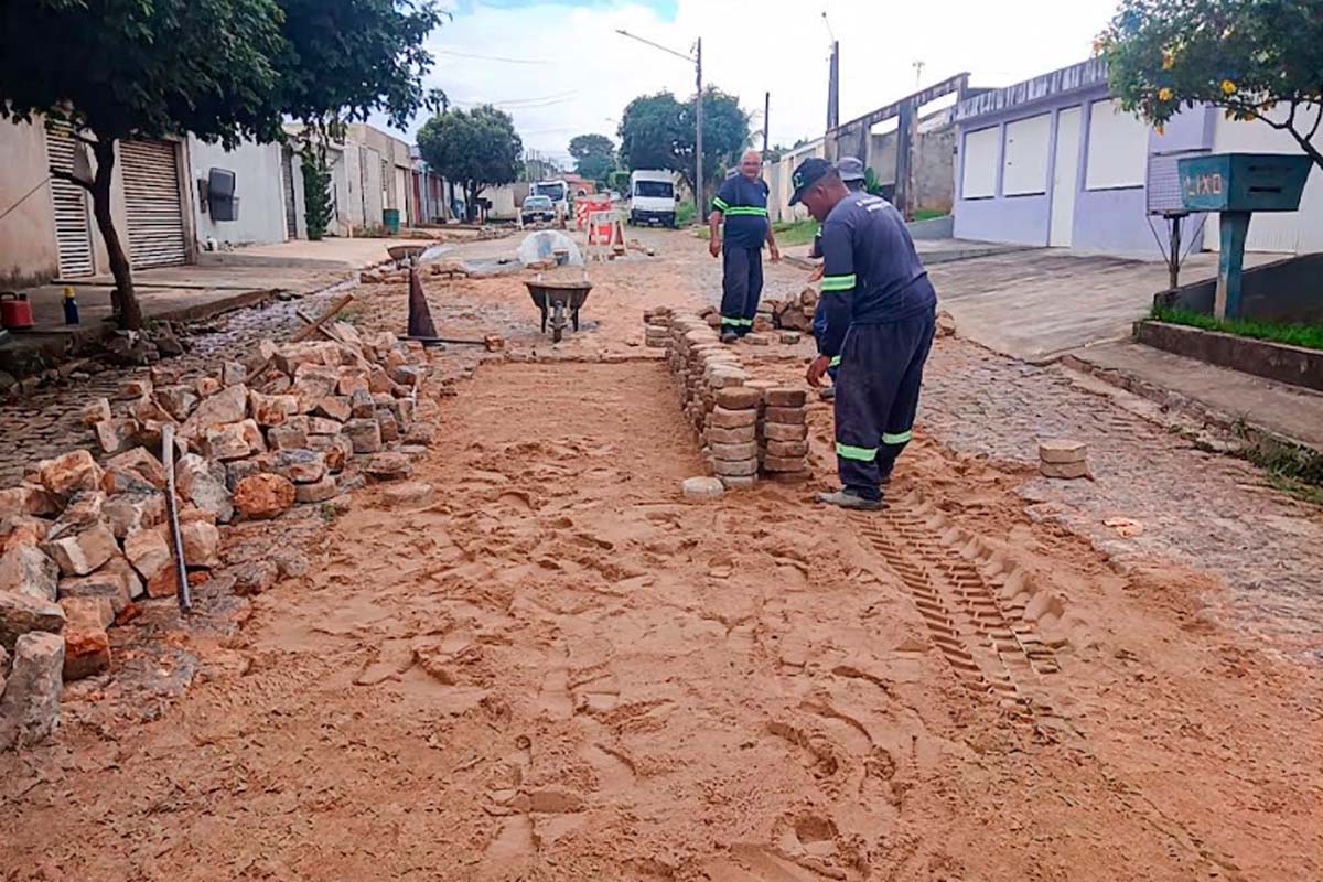 Prefeitura recupera ruas com blocos no Bairro São Cristóvão