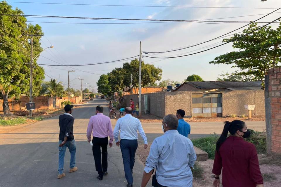 Edwilson  Negreiros acompanha prefeito em fiscalização de asfaltamento solicitado pelo vereador no Porto Cristo