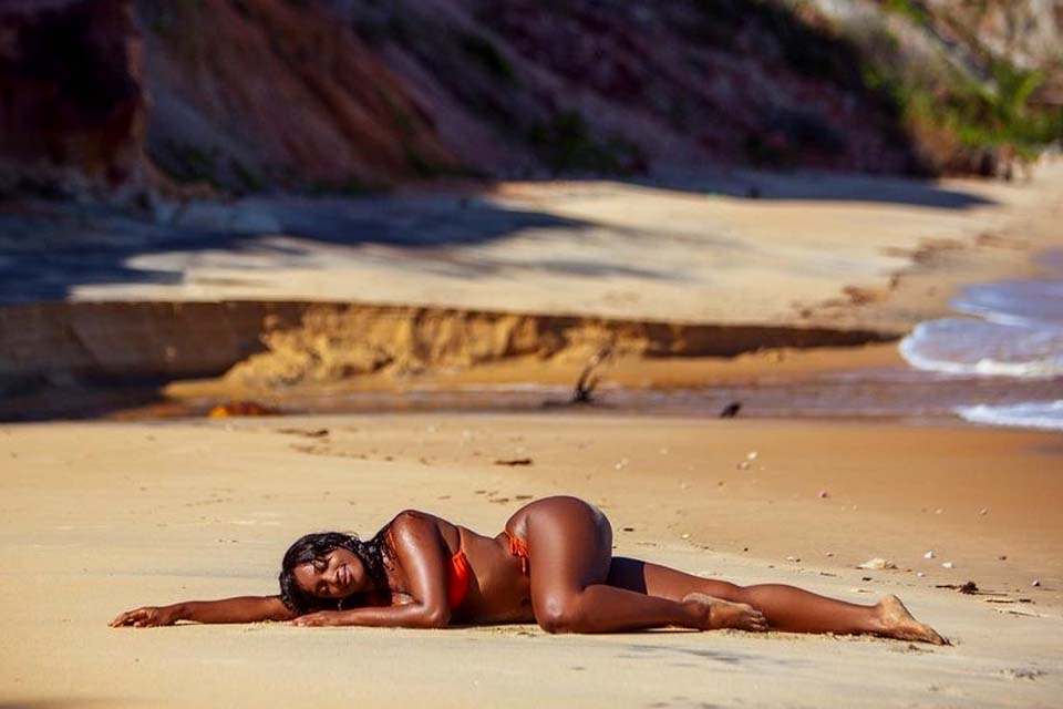 Iza posa em praia, anda a cavalo e brinca: 'Ariel tá exausta'