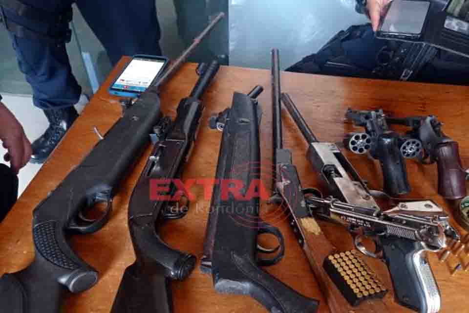 Polícia detém homem, apreende várias armas de fogo e munições 