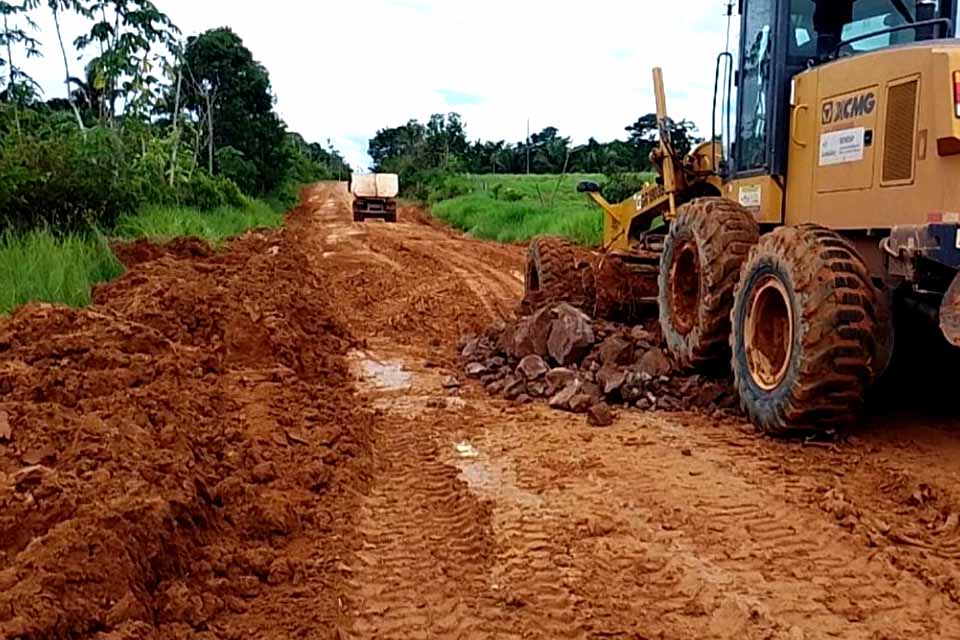 Prefeitura de Ji-Paraná recuperação das estradas do Setor Riachuelo
