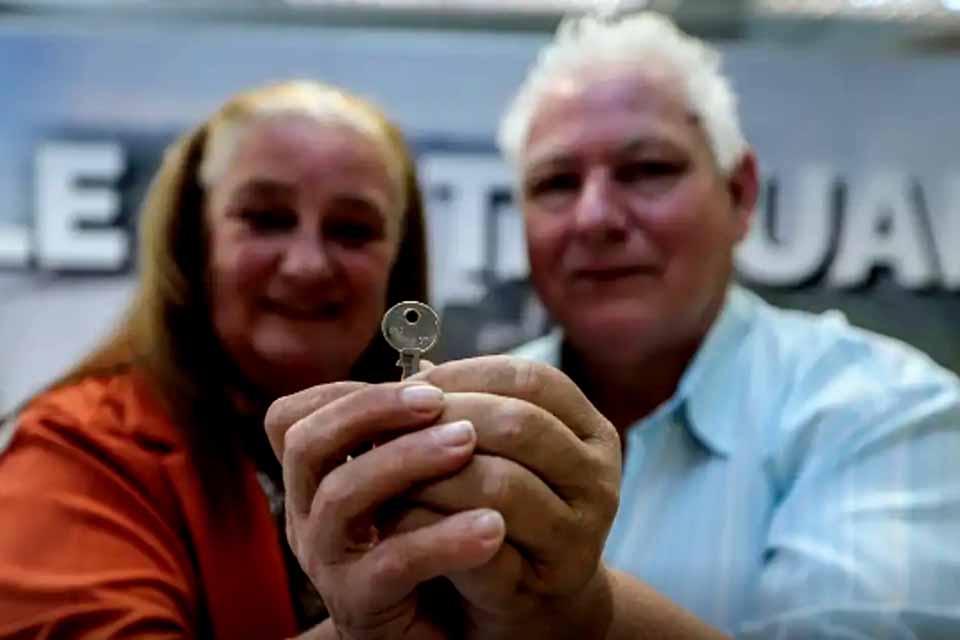 Um ano após enchentes, gaúchos celebram conquista de novas casas