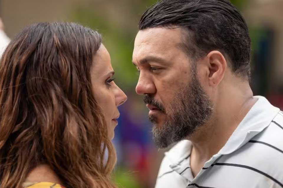Belo comenta beijo com Viviane Araújo em novela e diz que cena teve “química verdadeira”