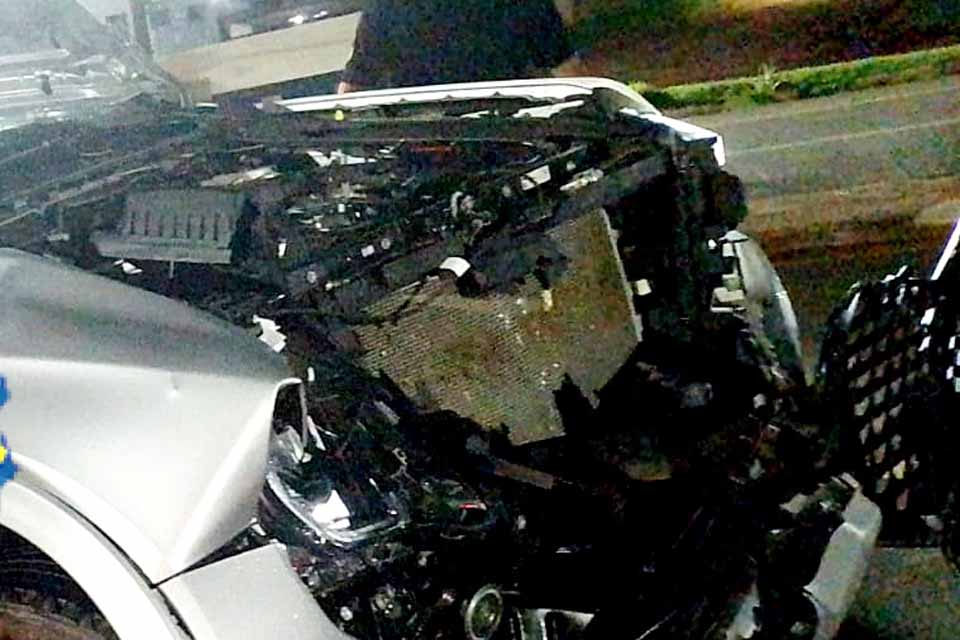 Caminhonete fica com frente destruída após colidir com cavalo na BR-364