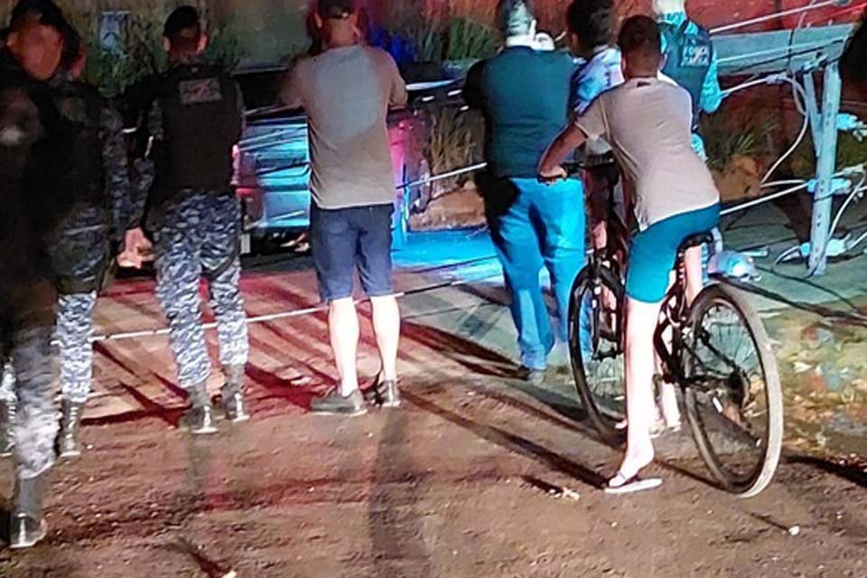 Bandido rouba carro e derruba quatro postes durante fuga