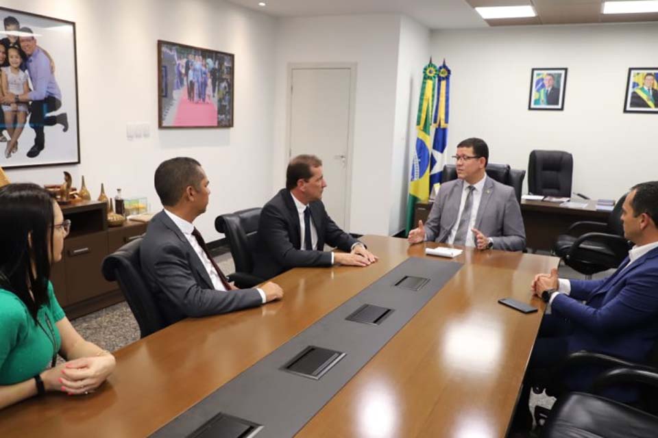 Hildon Chaves e Marcos Rocha buscam solução para fornecer água tratada e esgoto