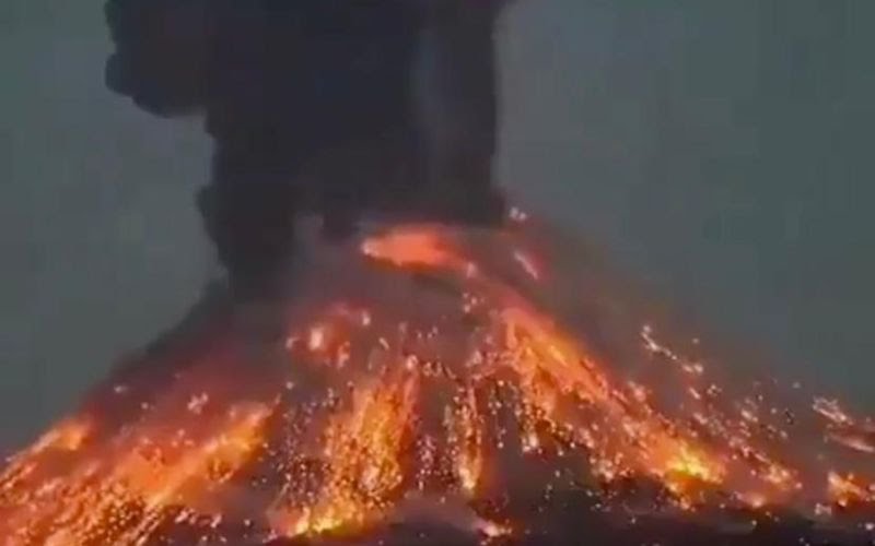 VÍDEO - Vulcão Krakatoa entra em erupção na Indonésia