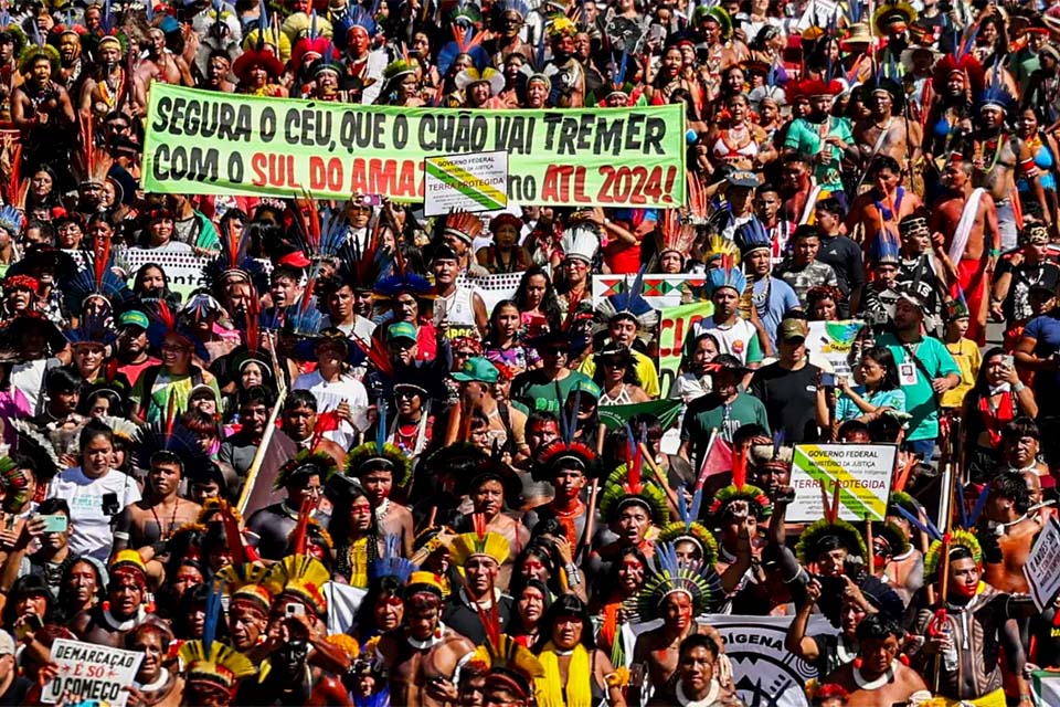 Milhares de indígenas marcham em Brasília