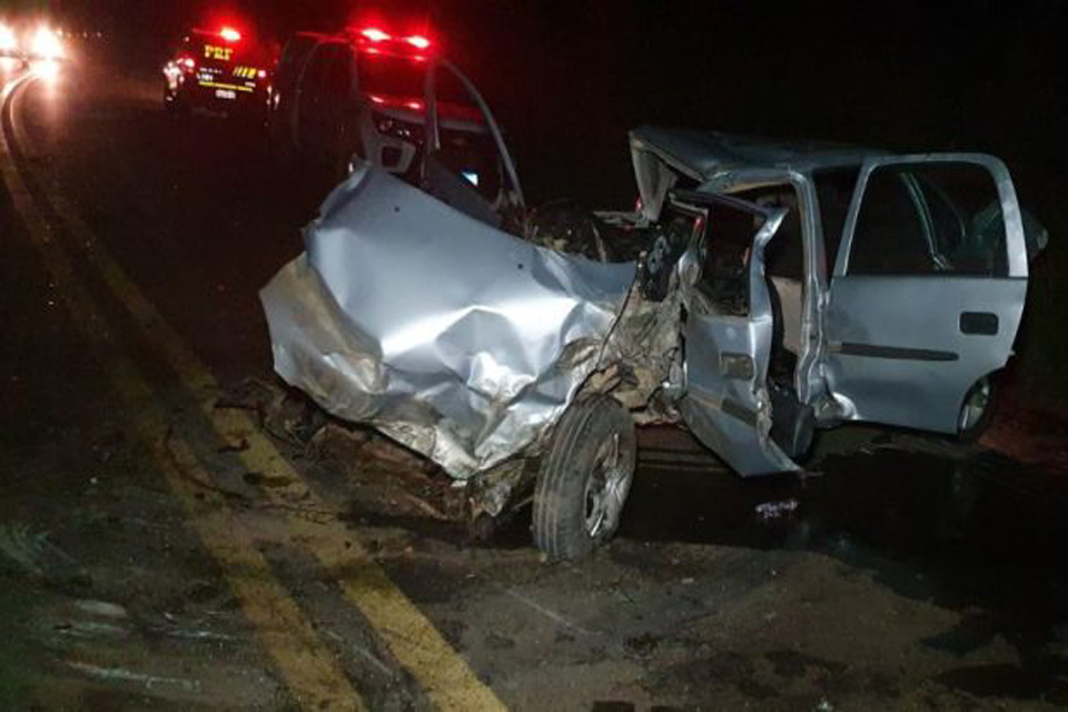 Acidente na BR 364 deixa carro destruído e cinco pessoas gravemente feridas
