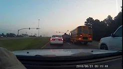 Motorista perder controle e Camaro bate em ônibus escolar