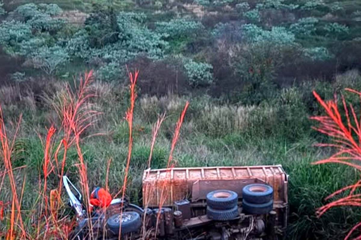Funcionário publico morre após caminhão da SEMAGRI tombar na BR-364