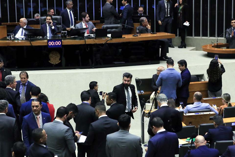 Sem relatório, votação do arcabouço fiscal fica para agosto