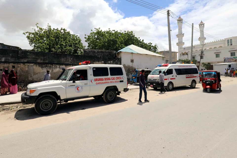 Carro-bomba explode junto a base militar na Somália e faz oito mortos