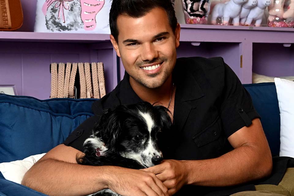 Taylor Lautner comenta que rivalidade criada pelos fãs de Crepúsculo atrapalhou na amizade com Robert Pattinson