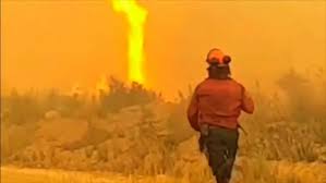 Bombeiros enfrentam tornado de fogo no Canadá