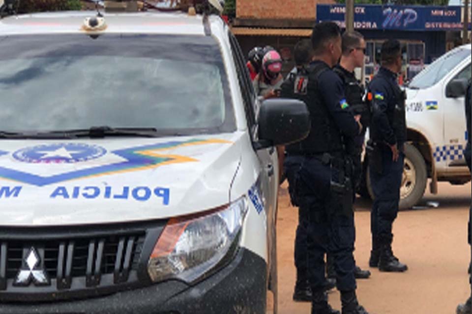 Morador de rua é preso após tentar matar funcionário de supermercado