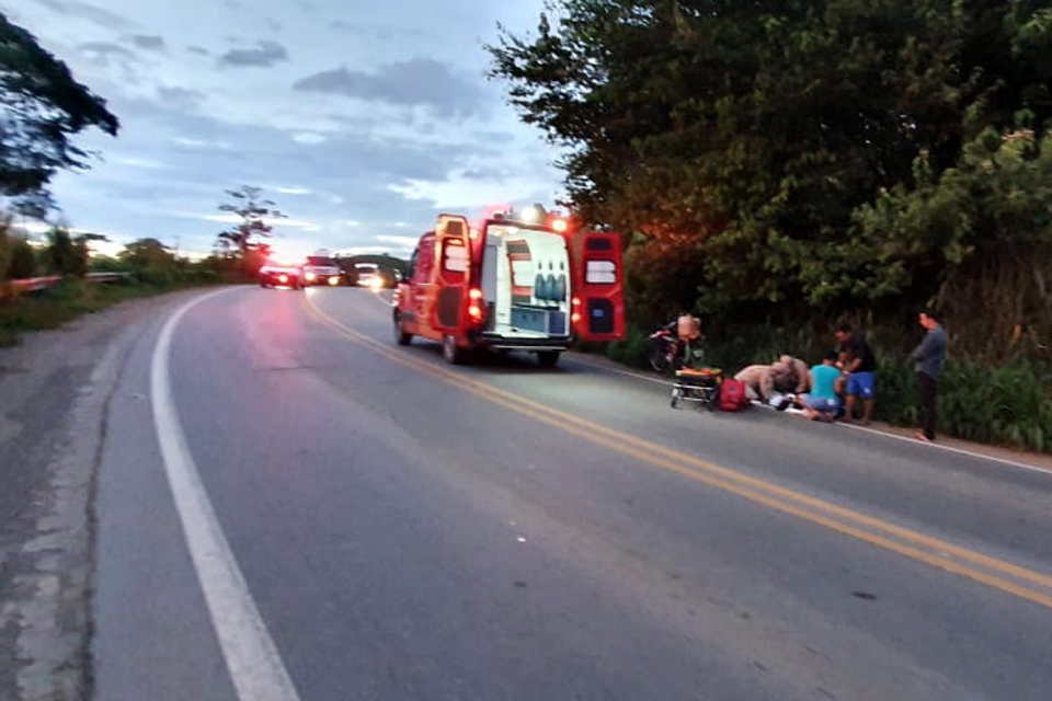 Casal de moto fica gravemente ferido após ser atingido por carrreta