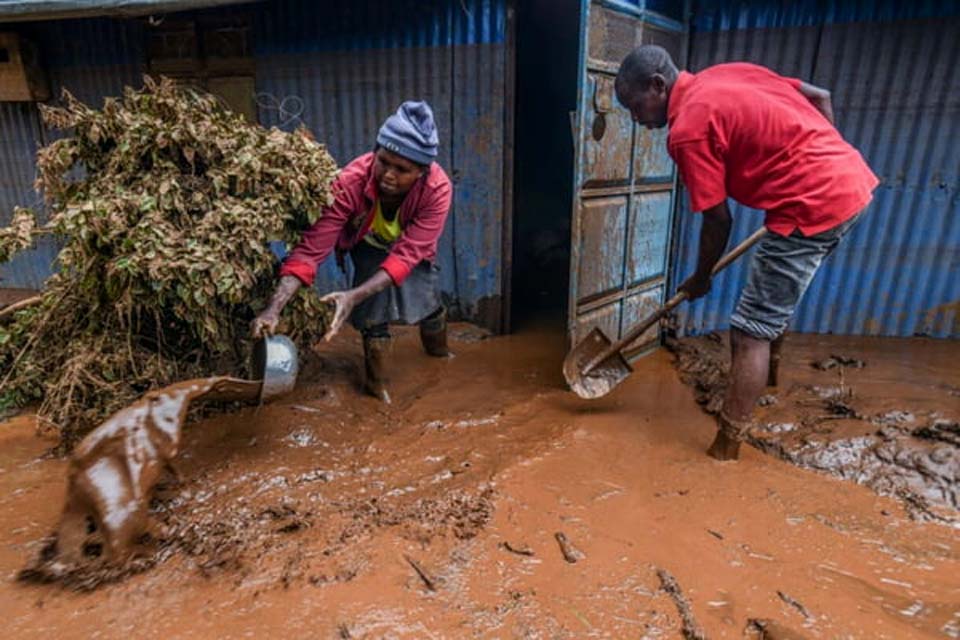 Mais de 40 pessoas morrem após rompimento de barragem em Nairóbi, capital do Quênia 