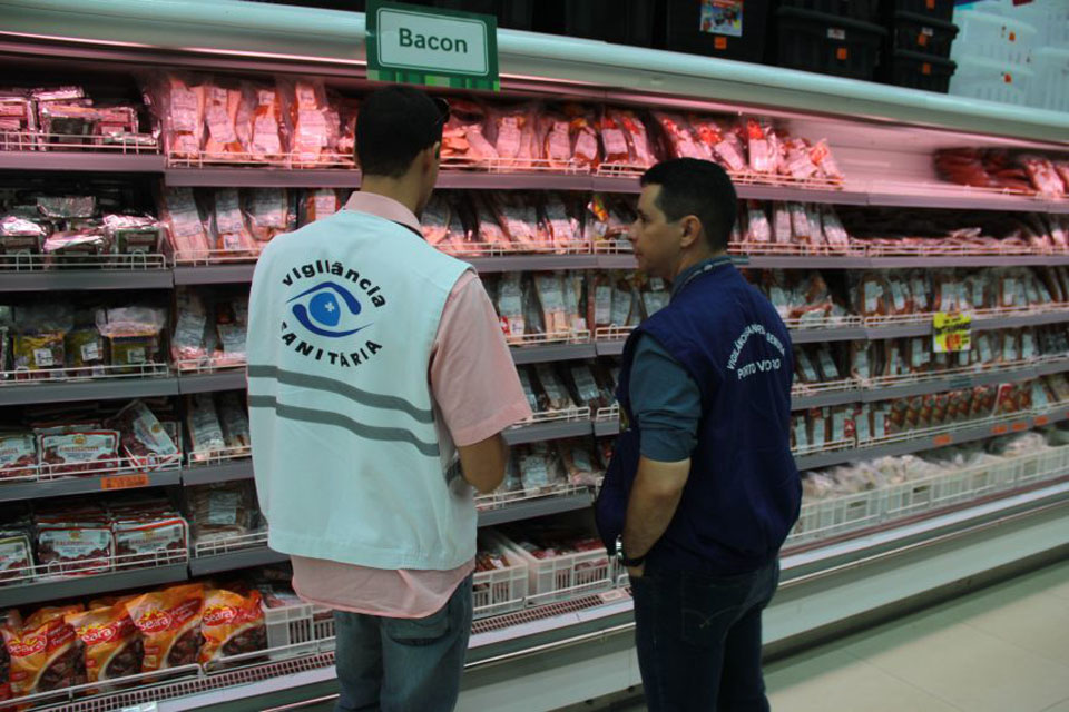 Fiscalização em supermercados de Porto Velho encontra produtos vencidos, embalagens deterioradas e sem preço