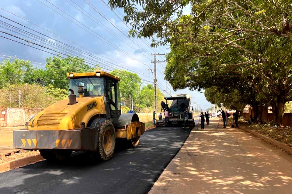 Recapeamento e drenagem na rua Ibrahim Sued deve solucionar alagamentos e melhorar o tráfego na região