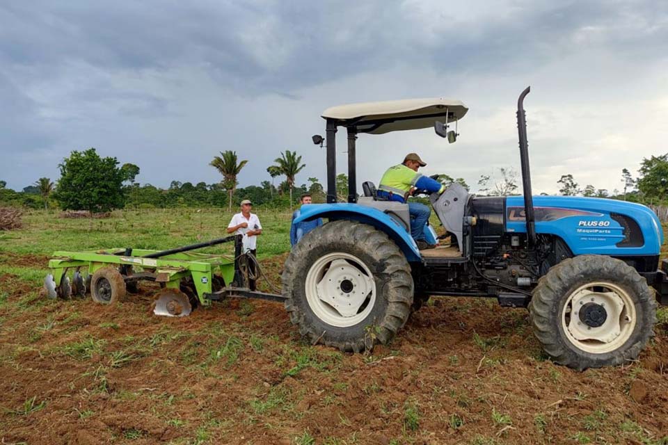 Prefeitura beneficia produtor rural com mecanização de solo para plantação de milho e capim