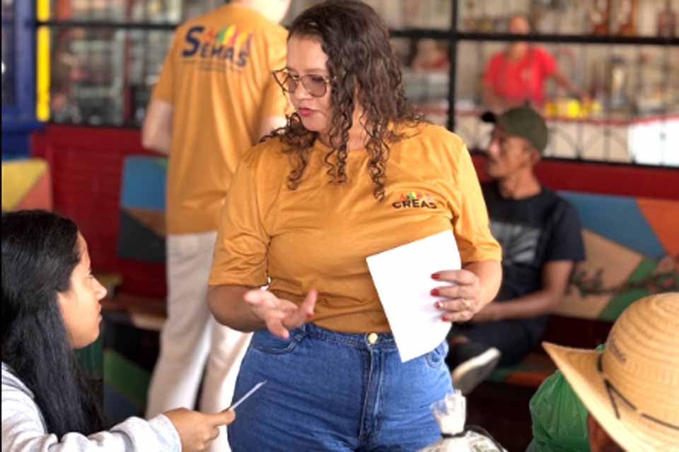 Creas realiza ação educativa levando orientação diálogo e informação às famílias e à população