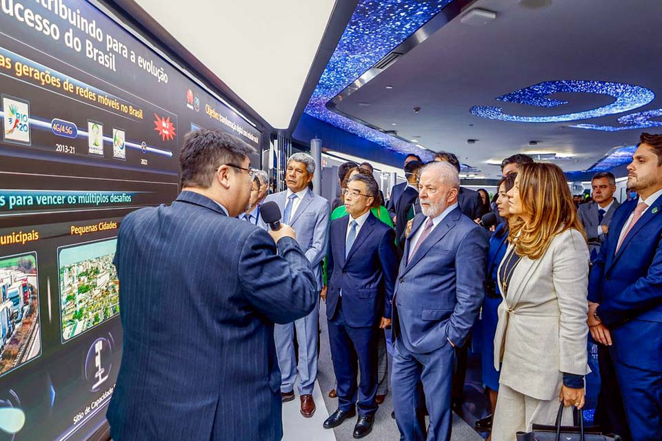 Lula visita centro de pesquisa de empresa de tecnologia em Xangai