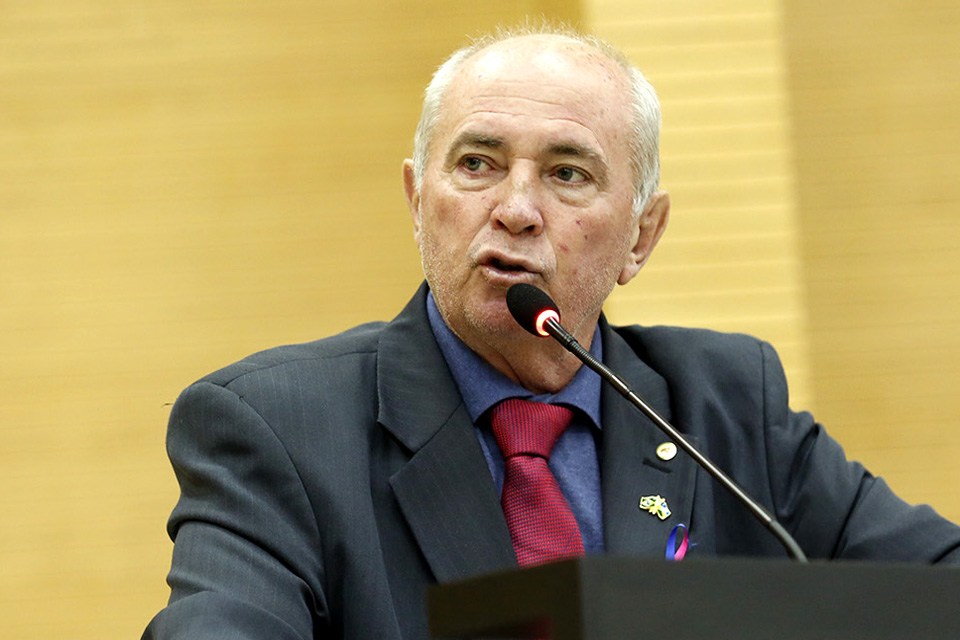 Lebrão destaca conclusão de reforma na Escola Municipal Machado de Assis