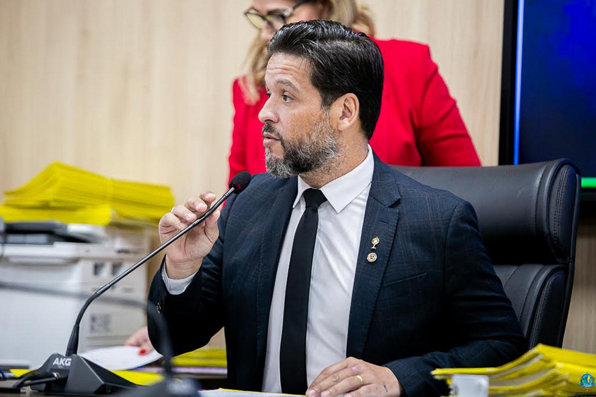Delegado Camargo cobra transparência sobre fila de exame oftalmológico em Cacoal