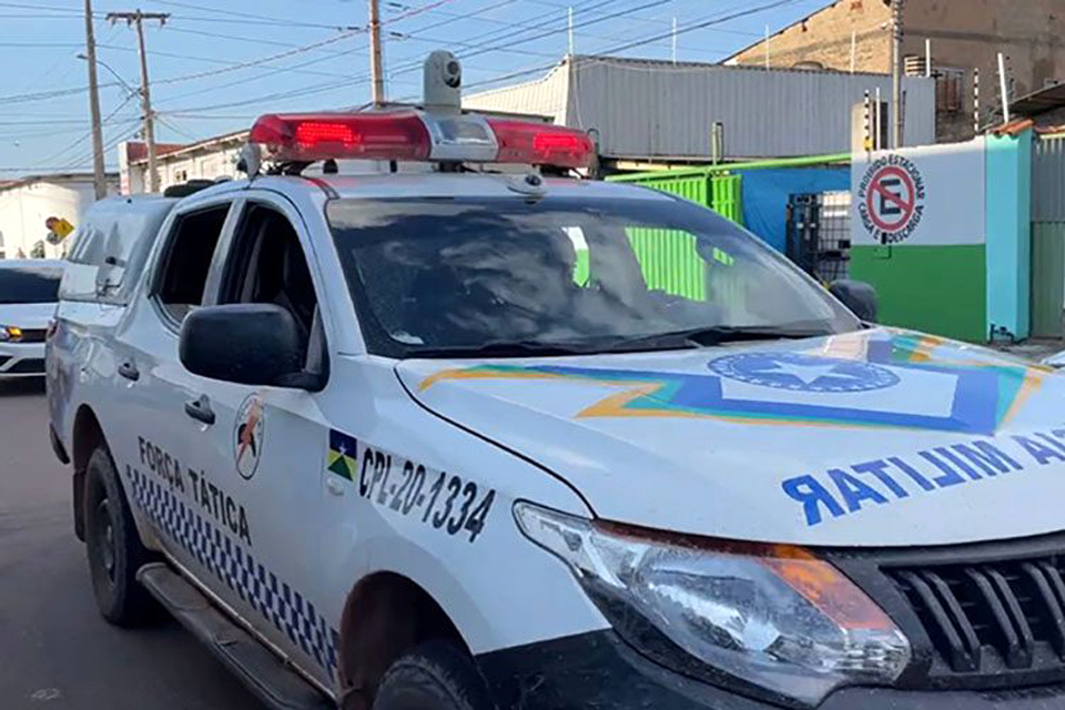 Dupla invade churrascaria, roubam funcionários e agridem clientes 