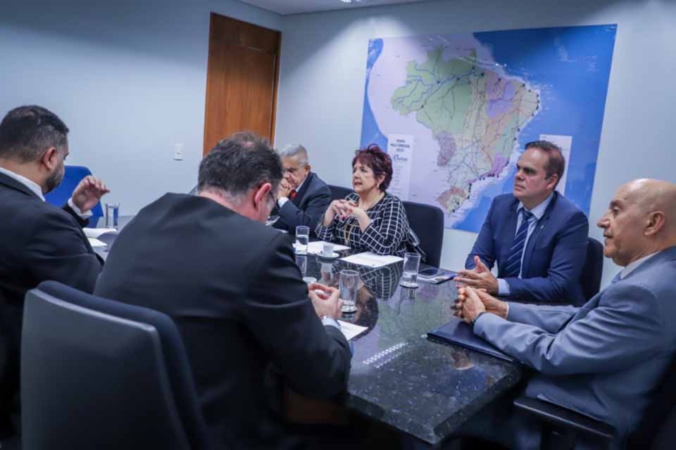 Alan Queiroz articula reunião com ex-empregados da Ceron e senador Confúcio Moura para tratar da transposição para os quadros da União