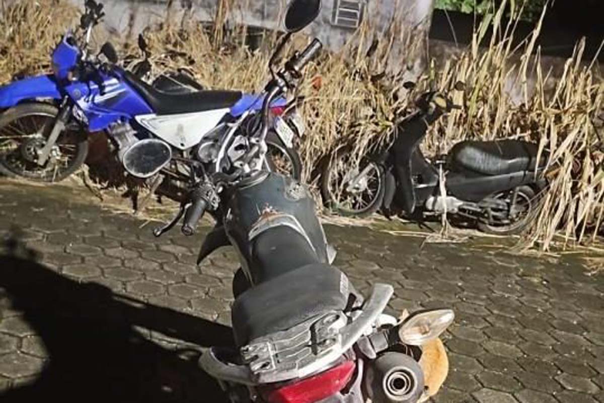 Suspeitos que investigavam efetivo da PM são presos com arma e moto roubada 