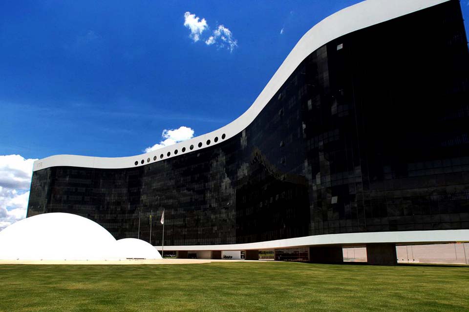 TSE: Moraes vota a favor de cotas do Fundo Eleitoral para negros