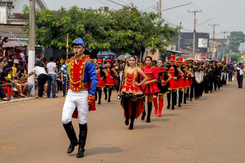 Desfile marca as comemorações do Bicentenário da Independência