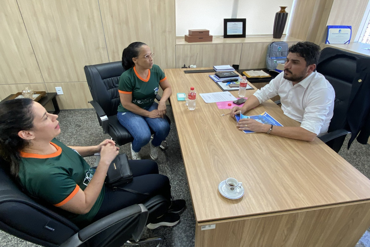 Projeto FAV busca apoio do deputado Jean Mendonça para ampliar atividades do voleibol em Porto Velho 